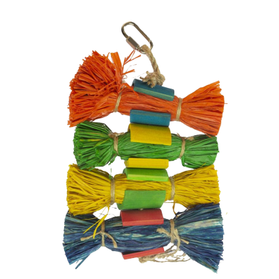 Brinquedo colorido para pássaros com fibras naturais e blocos de madeira.