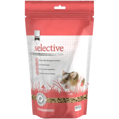 Pacote de ração para ratos Selective cor rosa e branco com imagem de rato e texto em inglês.