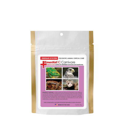 Pacote branco e bege do suplemento EmerAid IC Carnivore com imagens de animais exóticos