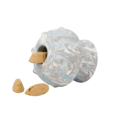 Brinquedo de plástico marmoreado azul e branco com biscoitos para cães