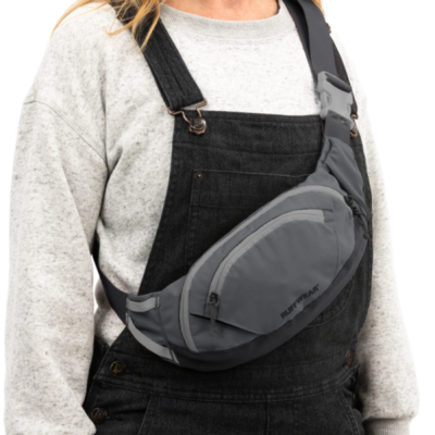 Bolsa de cintura cinzenta RUFFWEAR com fechos de correr usada sobre macacão preto e top cinzento