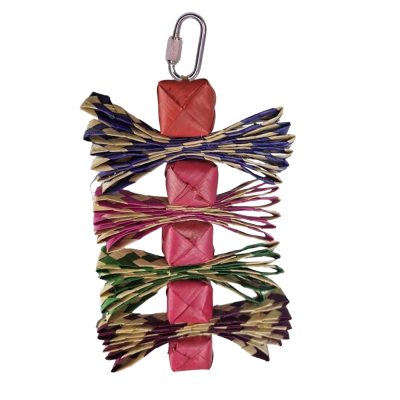 Chaveiro decorativo colorido com tecido trançado e galhos artificiais com mosquetão