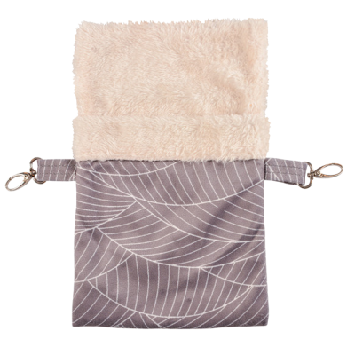 Bolsa cinzenta com padrão branco e interior felpudo creme com fecho metálico