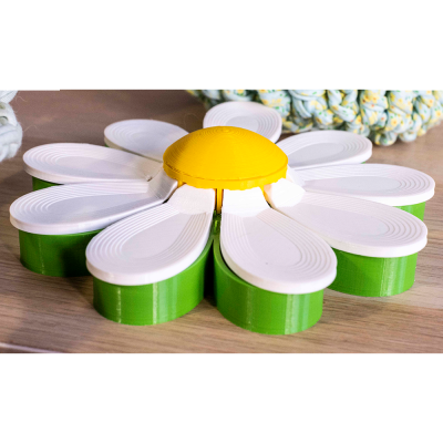 Organizador de mesa formato flor em verde, branco e amarelo sobre madeira