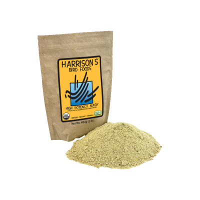 Pacote castanho de alimento para pássaros com pó esverdeado ao lado.