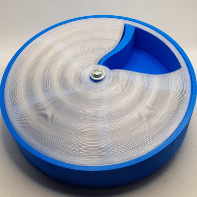 Objeto circular azul com tampa branca texturizada e compartimento interno azul aberto