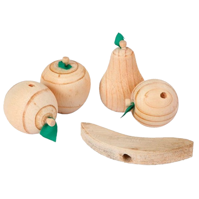 Peças de madeira esculpidas como frutas com folhas verdes