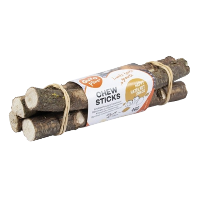 Gravetos naturais para mastigar embalados com etiqueta branca e laranja sobre fundo branco