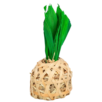 Vaso decorativo de rattan trançado com folhas verdes artificiais.