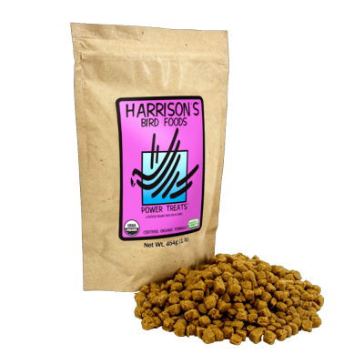 Pacote de alimento para pássaros castanho com etiqueta rosa e azul com texto HARRISON'S BIRD FOODS POWER TREATS e petiscos dourados ao lado