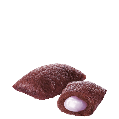 Dois doces de massa castanha com recheio rosa claro