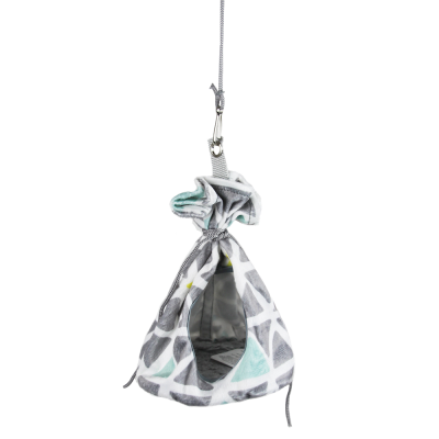 Saco suspenso de tecido com padrão geométrico colorido e abertura oval