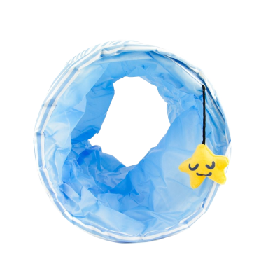 Túnel para gatos azul claro com estrela amarela pendurada