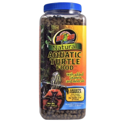Recipiente com comida para tartarugas aquáticas em pellets castanhos, rotulado com texto em inglês.