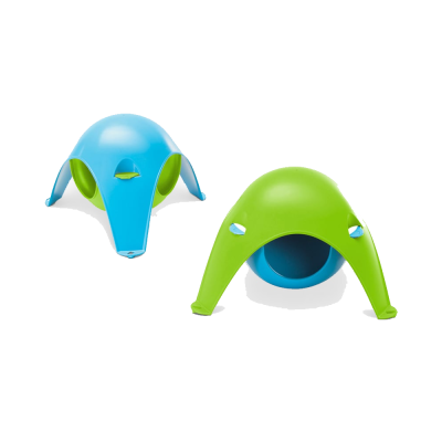 Dois brinquedos plásticos azuis e verdes com formato arredondado e buracos