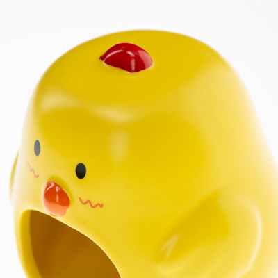 Figura decorativa amarela de galinha com bico e crista vermelhos