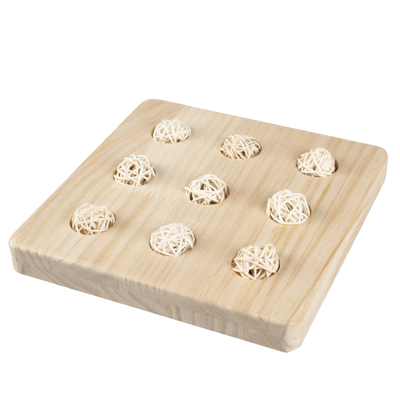 Tabuleiro de madeira clara com nove bolas pequenas de rattan