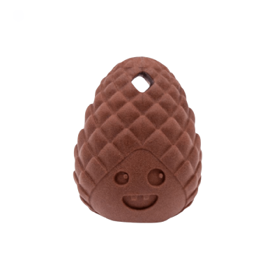 Produto em forma de pinha castanha com rosto sorridente e textura quadriculada