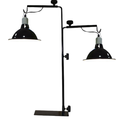 Candeeiro duplo de mesa metálico preto com abajures pretos e brancos