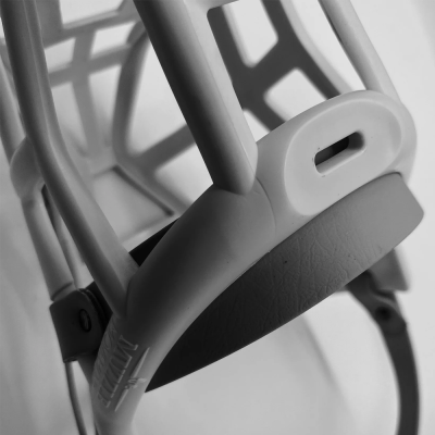 Estrutura de plástico com suporte almofadado e texto RUUKKI gravado