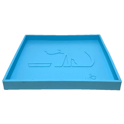 Tabuleiro azul com relevo de cão a olhar para tigela