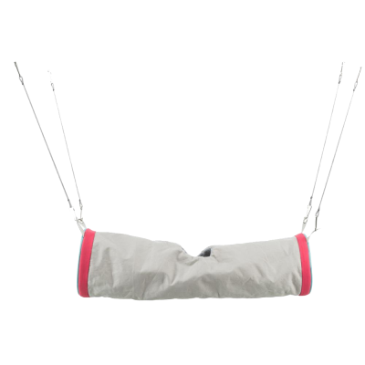 Tubular cinzento claro com bordas vermelhas suspenso por cordas pretas com ganchos metálicos