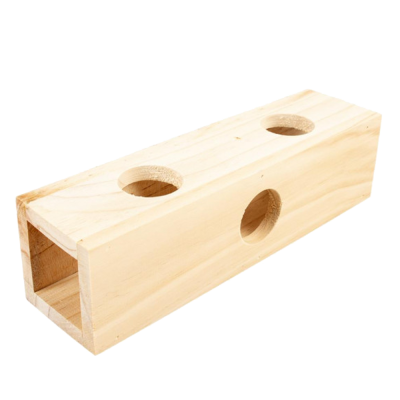 Bloco retangular em madeira clara com três buracos circulares