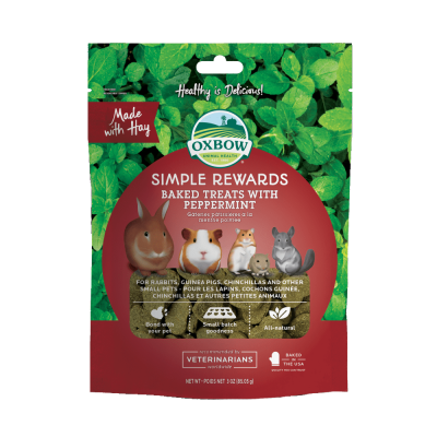 Embalagem vermelha de guloseimas para pequenos animais com hortelã-pimenta da marca Oxbow, com imagens dos animais e folhas de hortelã.