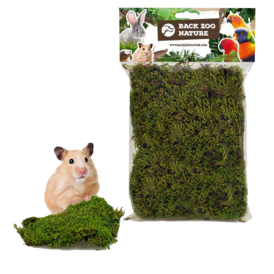 Musgo natural em embalagem com tampa de cartão com texto e imagens de animais ao fundo, hamster ao lado