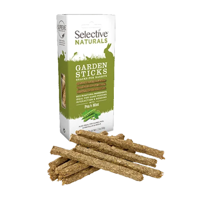 Pacote de palitos para coelhos Selective Naturals Garden Sticks e palitos empilhados em frente