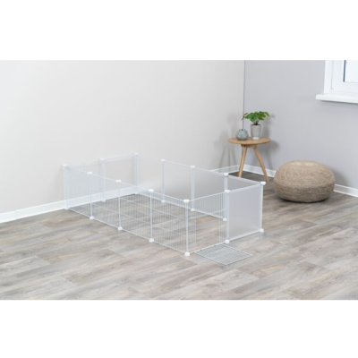 Parque transparente com estrutura metálica branca, portinhola e separações internas numa sala moderna