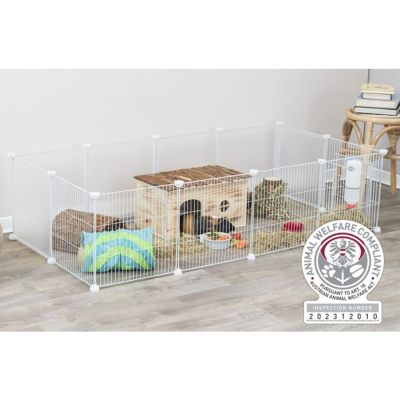 Parque para pequenos animais com casa de madeira e brinquedos coloridos