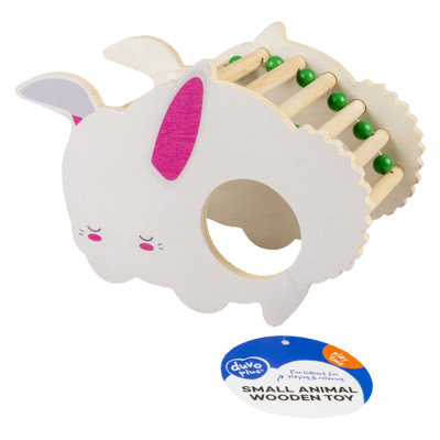 Brinquedo de madeira para pequenos animais em forma de coelho branco com barras e contas verdes.