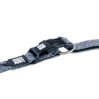 Coleira preta e branca com padrão geométrico e fecho de plástico preto.