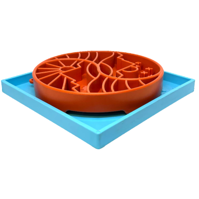 Jogo de labirinto redondo em plástico laranja com base quadrada azul