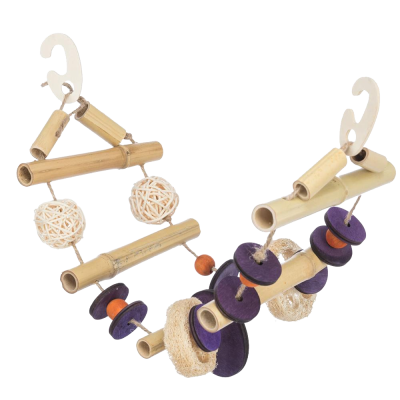 Brinquedos pendurados para aves com bambu, bolas de palha e discos roxos