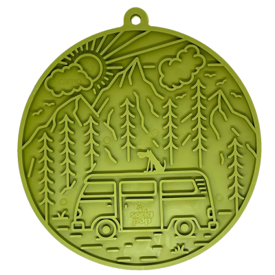 Pendente verde redondo com relevo de paisagem natural, carrinha VW e cão no tejadilho