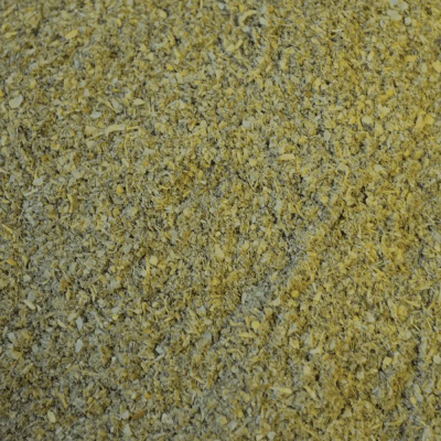 Material granular amarelo triturado, possivelmente farelo ou serragem