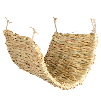Cesto suspenso trançado em fibras naturais com cordas para pendurar.