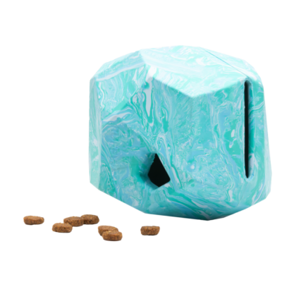 Dispositivo dispensador de comida para animais azul marmorizado com bolachas secas