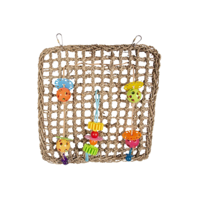 Cesta quadrada de corda com brinquedos coloridos em forma de insetos pendurados