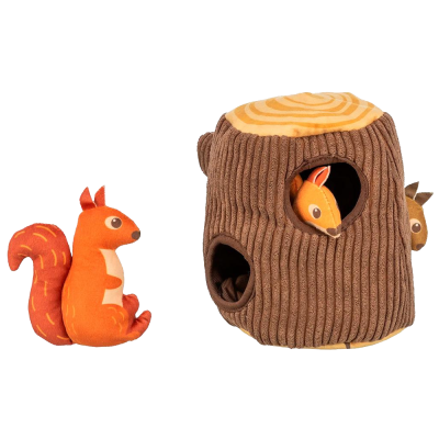 Brinquedo de tronco de árvore em tecido castanho com esquilos de pelúcia