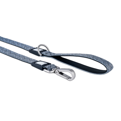 Trela para cão preto e branco com mosquetão prateado em fundo branco