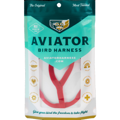 Embalagem azul e branca com arnês para pássaros vermelho visível e texto Aviator Bird Harness