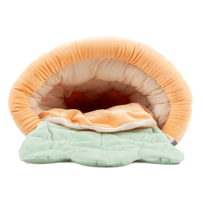 Cama para animais arredondada em tecido laranja, interior branco e almofada verde acolchoada