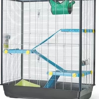 Gaiola metálica para pequenos animais com escadas e casinha verde.