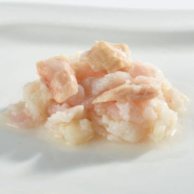 Pedaços de frango cru sobre superfície branca