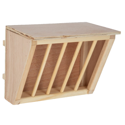 Estante de parede em madeira clara com barras verticais inclinadas