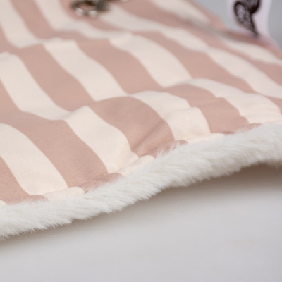 Produto listrado rosa e bege com pelo branco e botão metálico