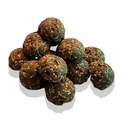 Bolinhas alimentares de grãos e sementes sobre fundo preto